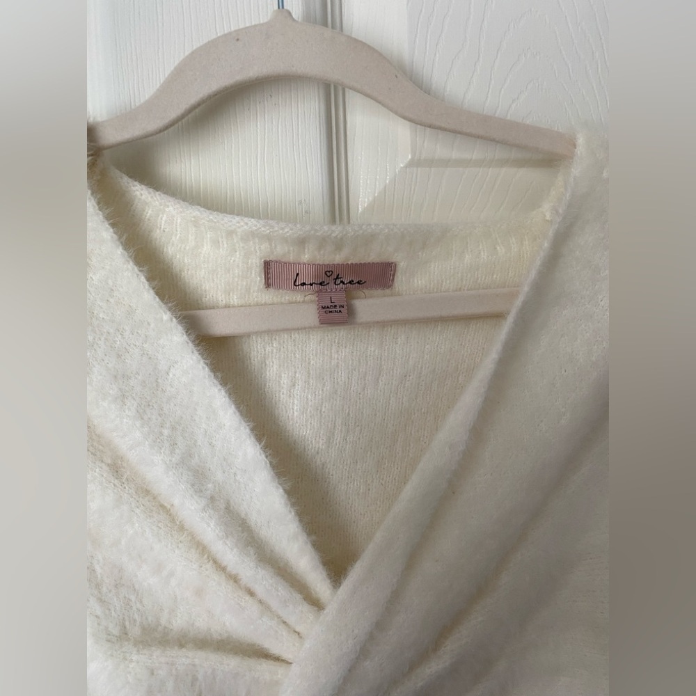 Love Tree White Twist Front Cropped Fuzzy Sweater V Neck Size L - Picture 3 of 7